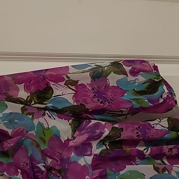 3/$27 Janice floral sheer top - Picture 4 of 8